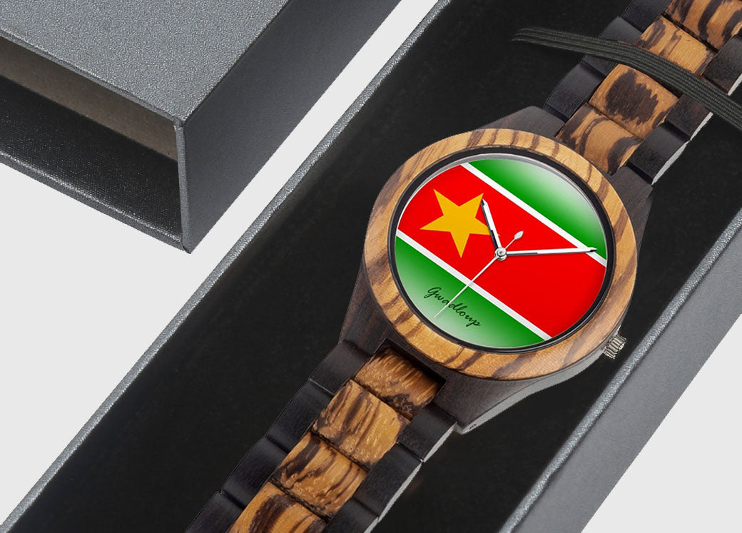 対照的な天然木の時計「Peyigwadloup」